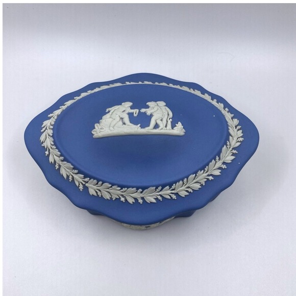 Wedgwood Jasperware Trinket Box With Lid Vintage Cherubs Cream On Blue - Picture 2 of 9